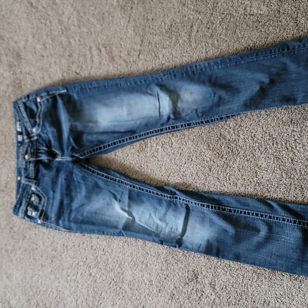 Miss Me midrise easy straight leg jeans. Size 28